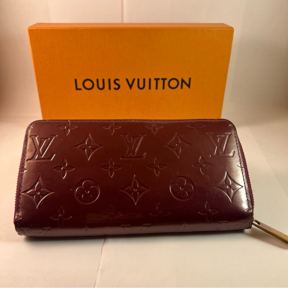 LOUIS VUITTON 
Vernis Zippy Wallet Rouge